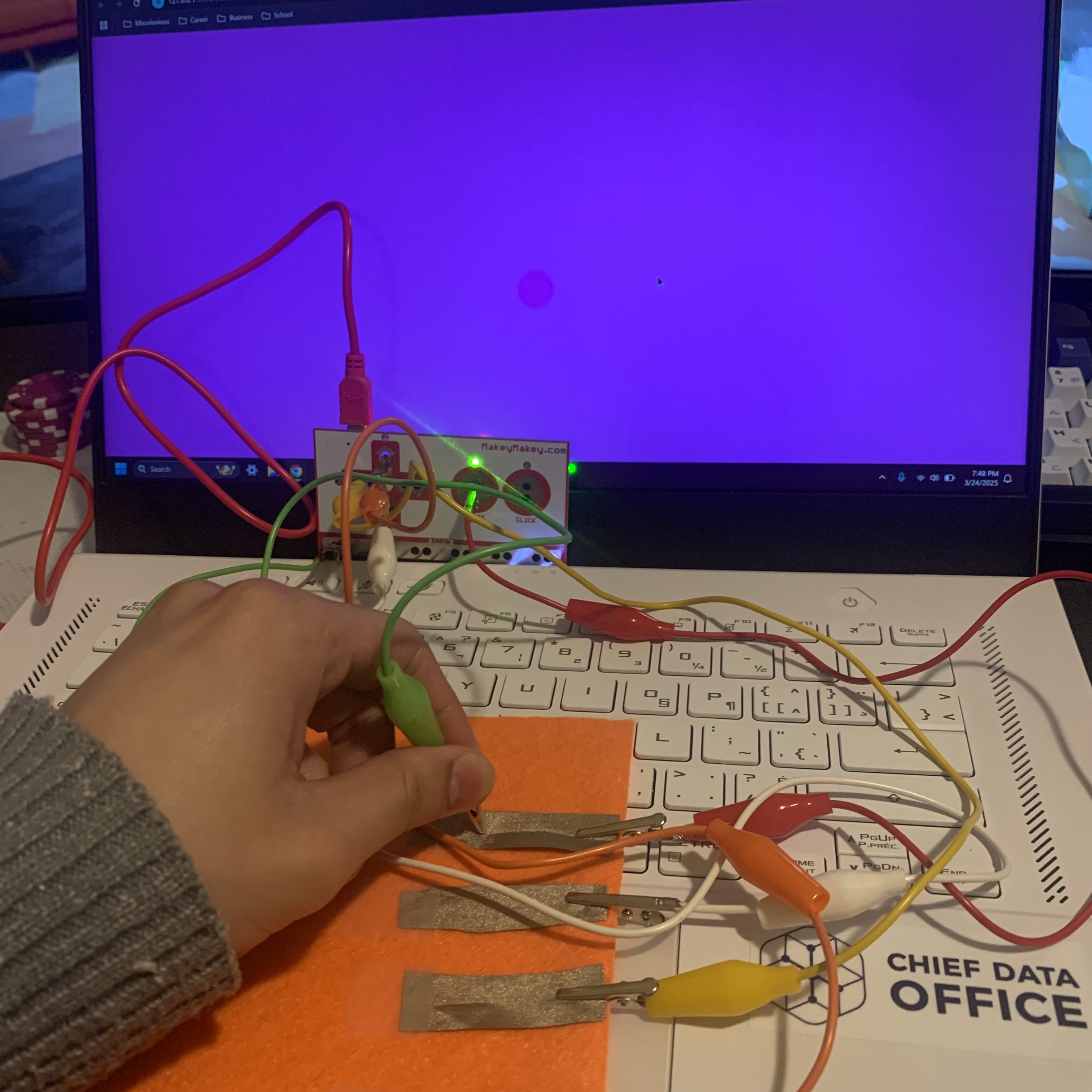 Displaying the connection with the conductive fabric and that it is operable.