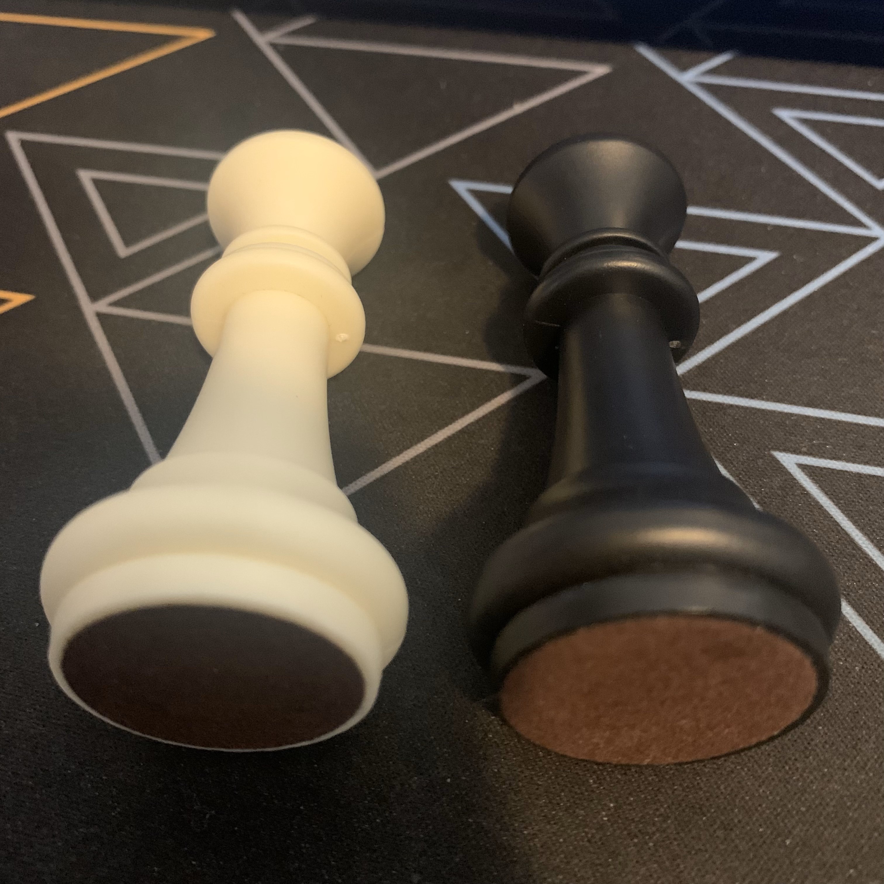 Image of the King's pieces laying down.