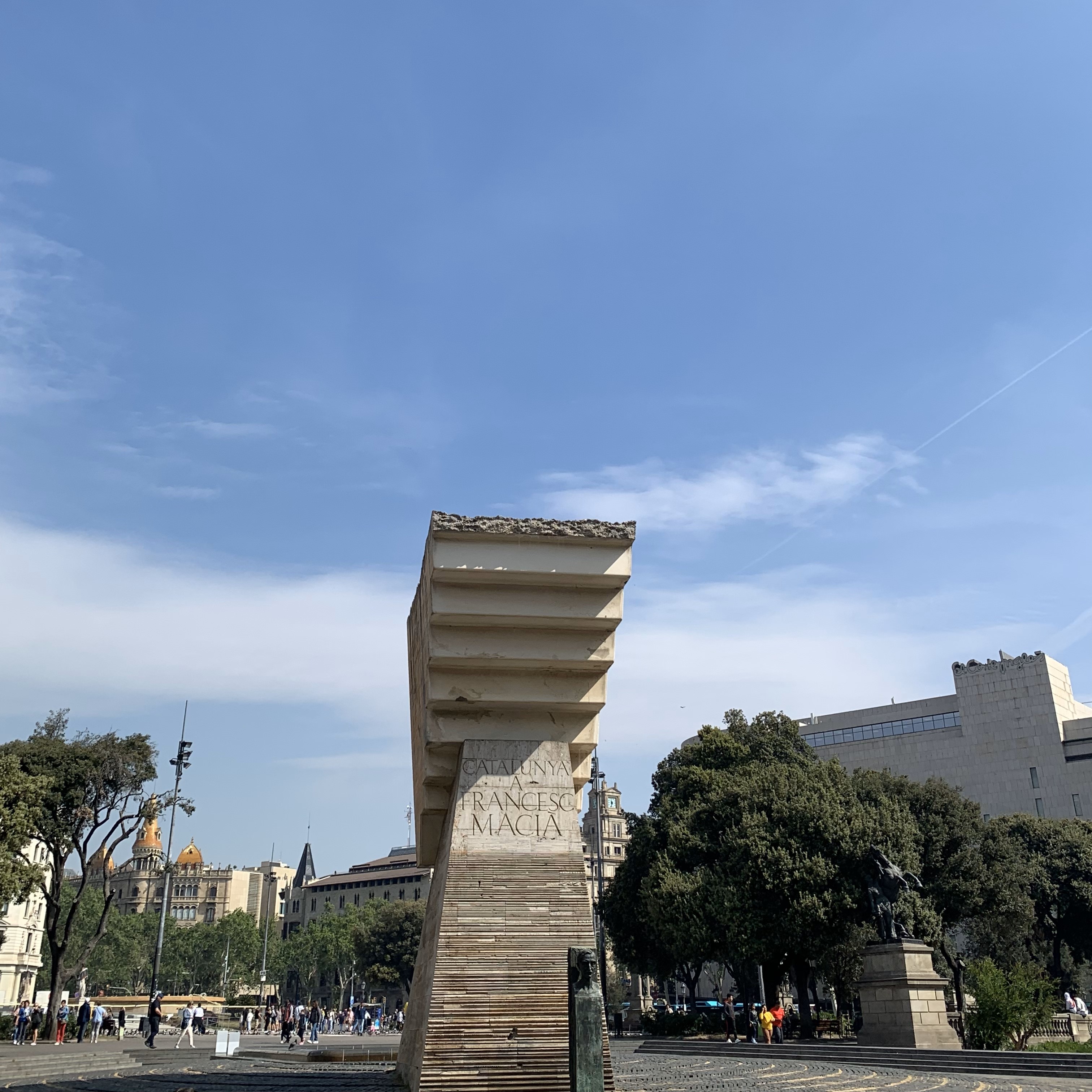 An architectural statue created to be shown to the public in the central area of Barcelona.